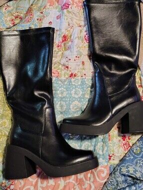 Black boot With chunky heel